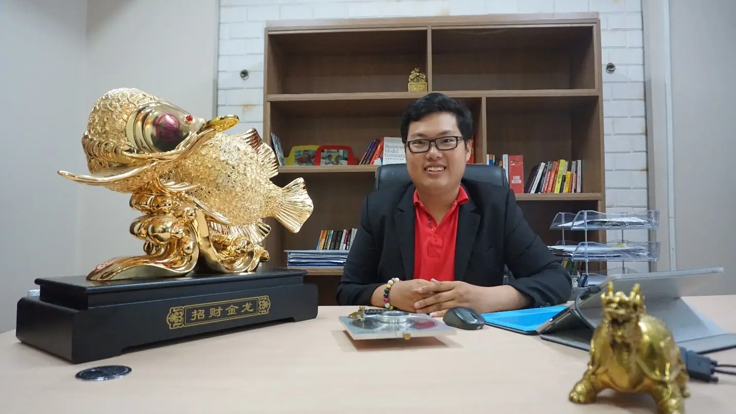 Giải Mã Sức Mạnh Và Ý Nghĩa Rồng Cuốn Nước Trong Phong Thủy 6 Doanh nhân làm việc: Rồng cuốn nước phong thủy.