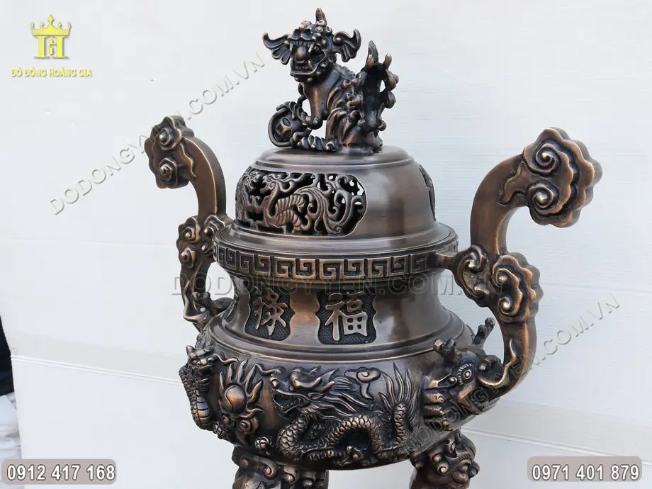 Bộ Tam Sự Đồng: Ý Nghĩa Sâu Sắc Và Bố Cục Chuẩn Mực Bàn Thờ Gia Tiên 6 Đỉnh Đồng Cổ Chạm Khắc Hoa Văn Tinh Xảo