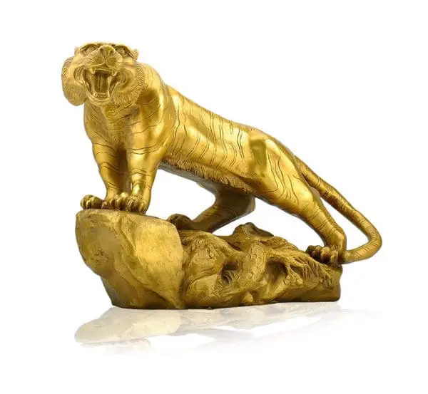 Ý Nghĩa Sư Tử Đá Trấn Yểm: Hướng Dẫn Kích Hoạt Tài Lộc Nơi Công Sở 6 Sư tử đá thạch anh vàng trên bàn làm việc.