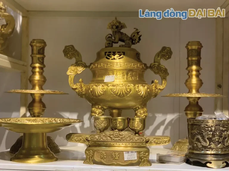 Bộ tam sự đồng thờ cúng trên bàn thờ