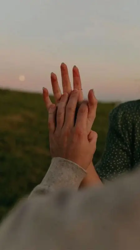 Giải Mã Giấc Mơ Thấy Hành: Điềm Báo Nào Đang Chờ Đợi Bạn? 7 Hình ảnh bàn tay nắm chặt, tượng trưng cho sự vững vàng và an tâm