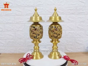 Đôi đèn dầu đồng vàng rực rỡ bàn thờ gia tiên