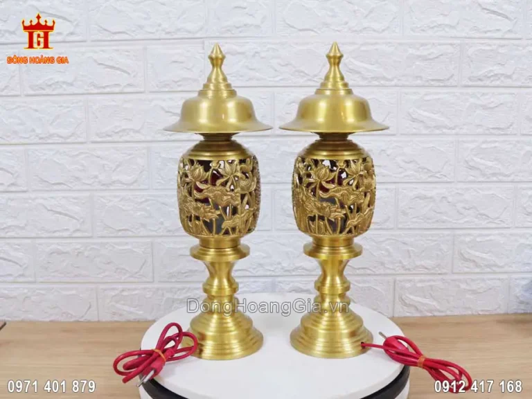 Đôi đèn dầu đồng vàng rực rỡ bàn thờ gia tiên