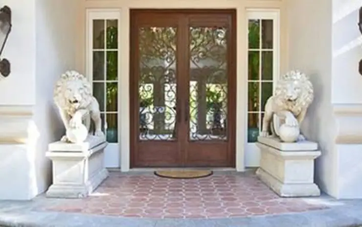 Sư Tử Phong Thủy: Chìa Khóa Hóa Giải Sát Khí, Chiêu Tài Lộc và Bảo Vệ Gia Trạch Vững Bền 2 Đôi sư tử đá phong thủy trước cổng.