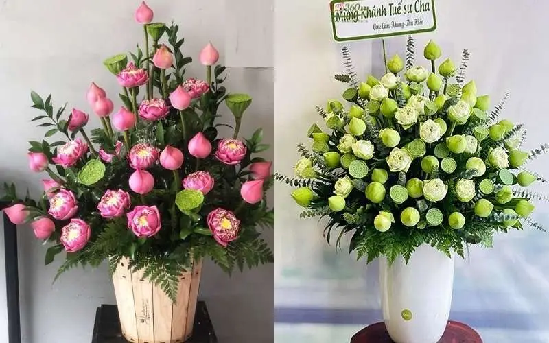 Bình hoa sen tươi trên bàn thờ gia tiên.