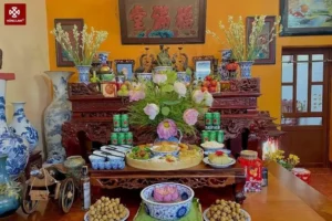 Bàn thờ trang nghiêm, lau dọn vật phẩm phong thủy.