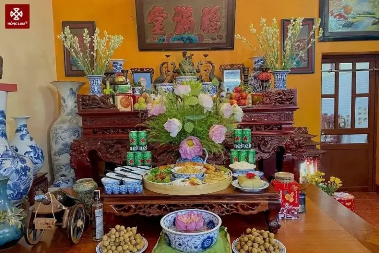 Kiêng Kỵ Vật Phẩm Phủ Bụi: Chìa Khóa Cải Thiện Vận Khí Ngôi Nhà 2 Bàn thờ trang nghiêm, lau dọn vật phẩm phong thủy.