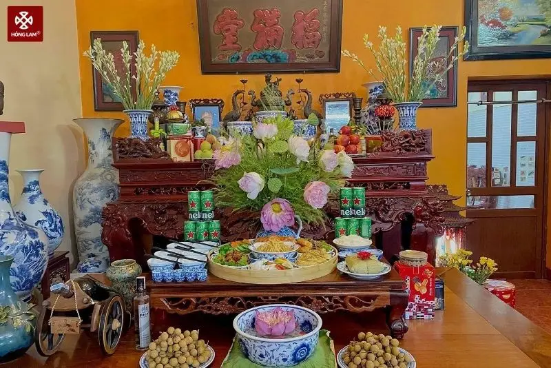 Kiêng Kỵ Vật Phẩm Phủ Bụi: Chìa Khóa Cải Thiện Vận Khí Ngôi Nhà 4 Bàn thờ trang nghiêm, lau dọn vật phẩm phong thủy.