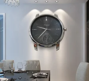 Người xem đồng hồ treo tường trong văn phòng hiện đại.