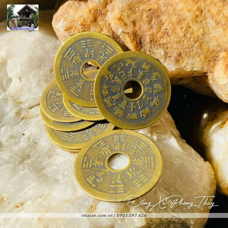 Bàn tay nắm đồng xu cổ may mắn tài lộc.