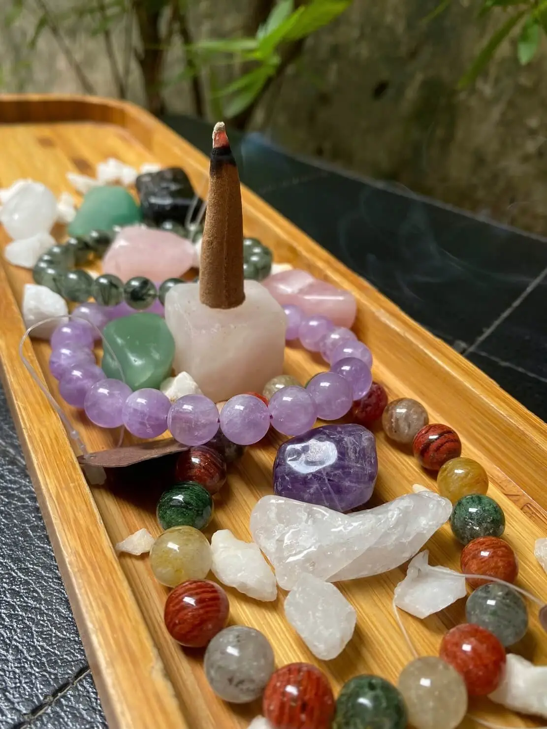 Hướng Dẫn Toàn Diện Về Vòng Pha Lê Thạch Anh Hợp Ai 7 Hình ảnh một chiếc vòng thạch anh tím đang được đặt dưới ánh trăng hoặc trên một cụm thạch anh thô đ