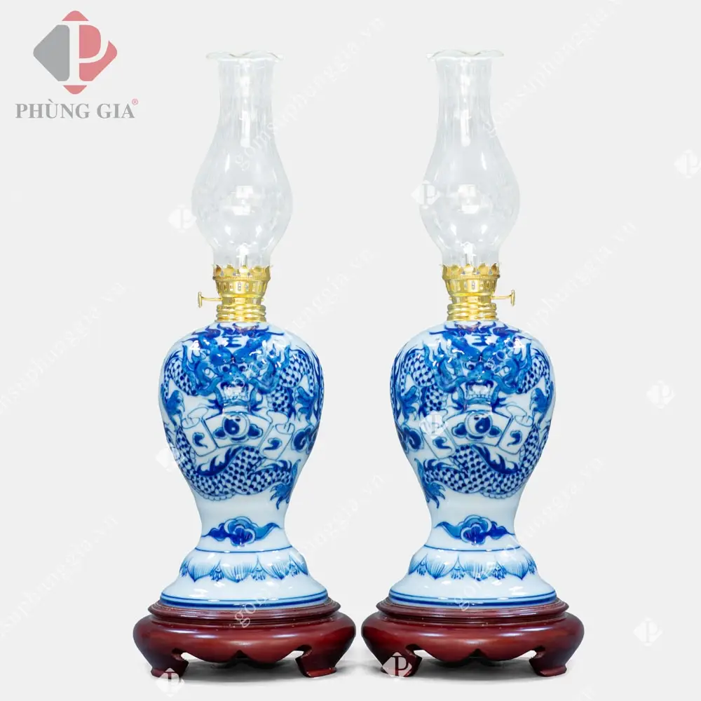 Đèn Dầu Sứ Trên Bàn Thờ Gia Tiên: Ý Nghĩa, Bố Cục Chuẩn Mực Và Nghi Lễ Thành Kính 7 Bàn tay thắp đèn dầu sứ thành kính
