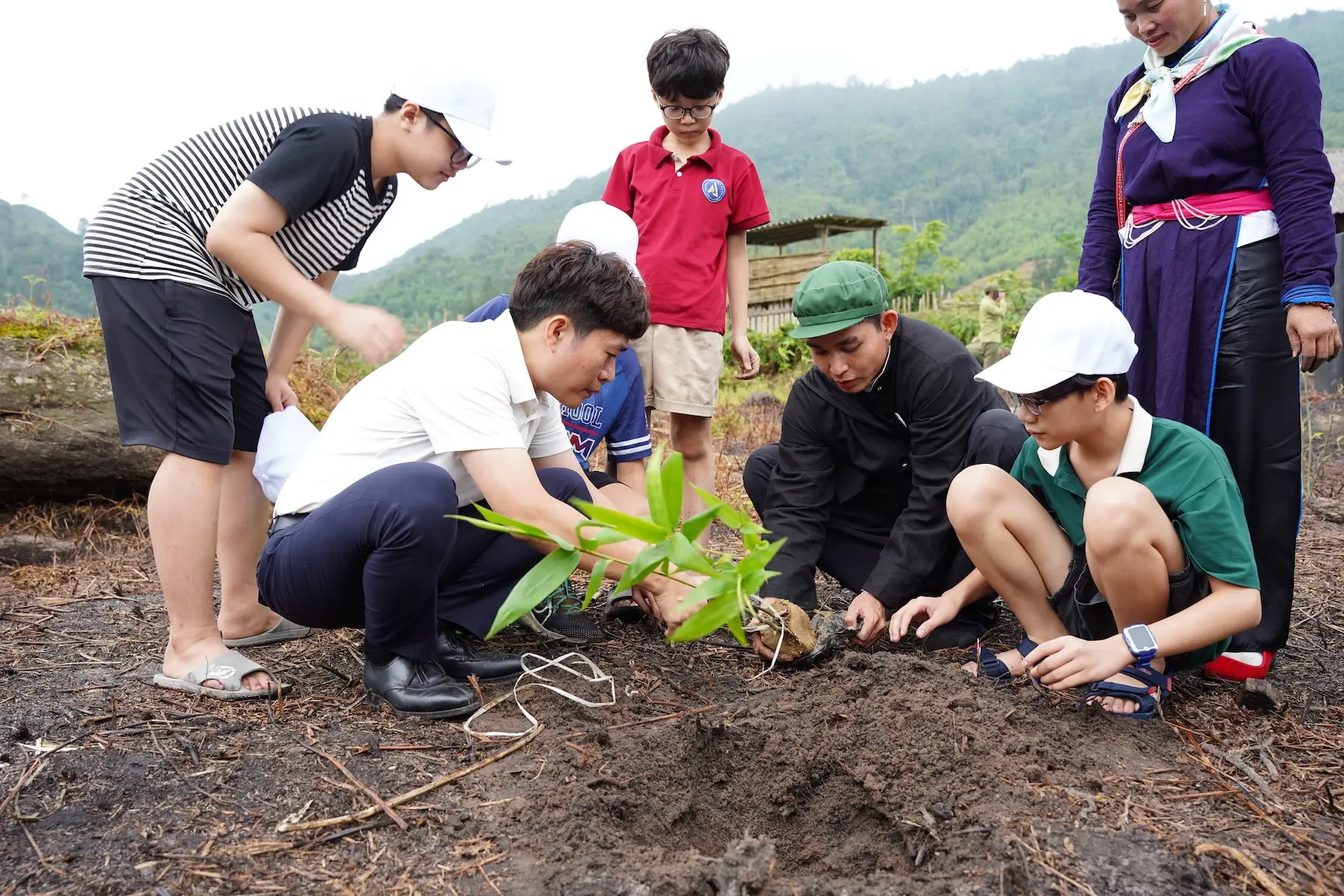 Gia đình làm từ thiện, trồng cây xanh