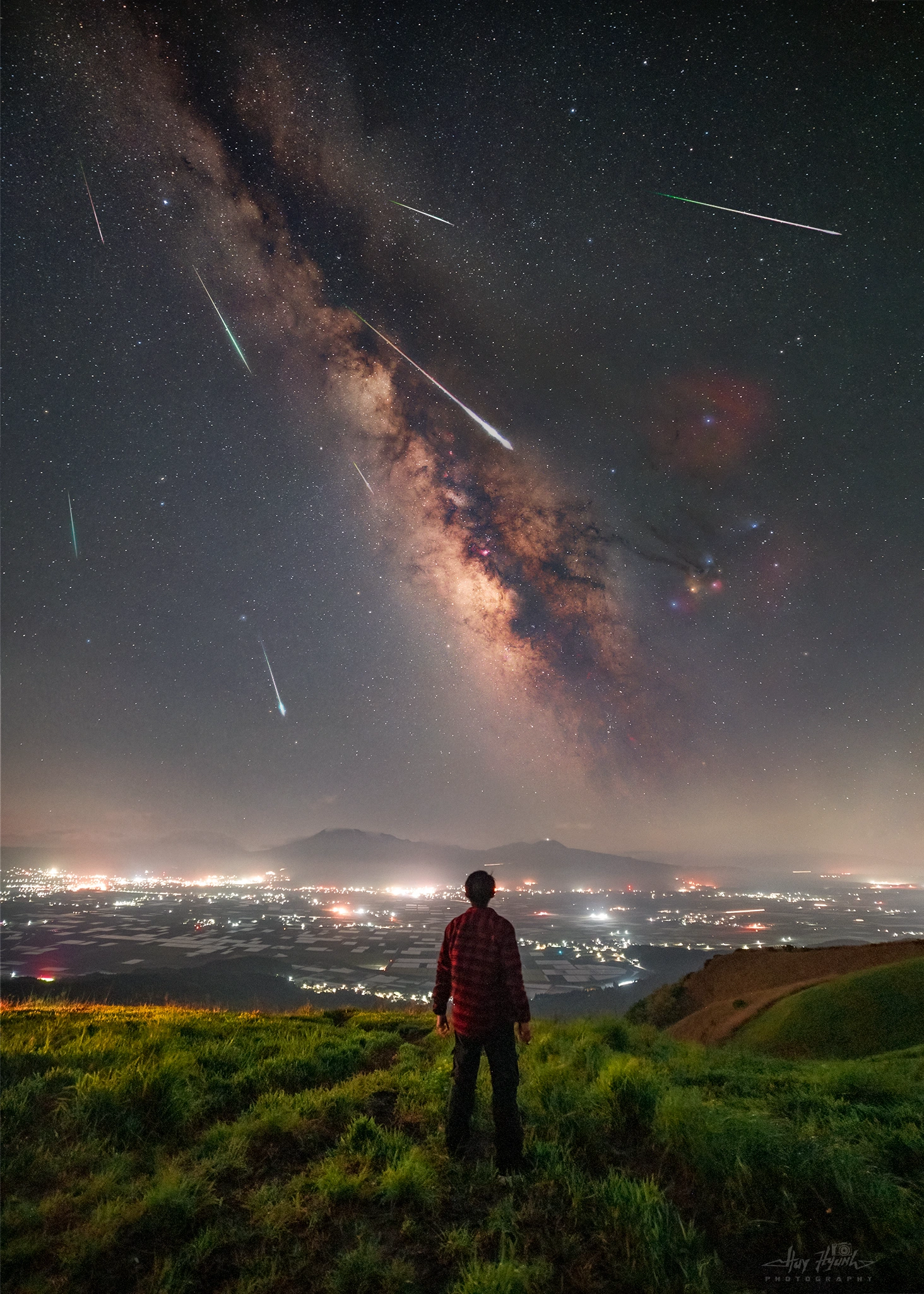 Mơ Thấy Sao Băng: Giải Mã Điềm Báo & Hướng Dẫn Sống An Lành 4 Người ngắm sao băng dưới bầu trời đêm