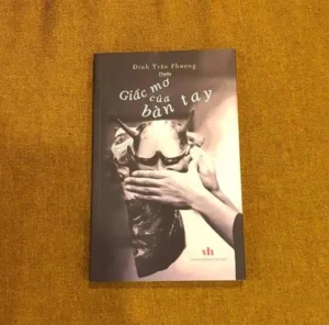 Bàn tay viết nhật ký thiền định giấc mơ