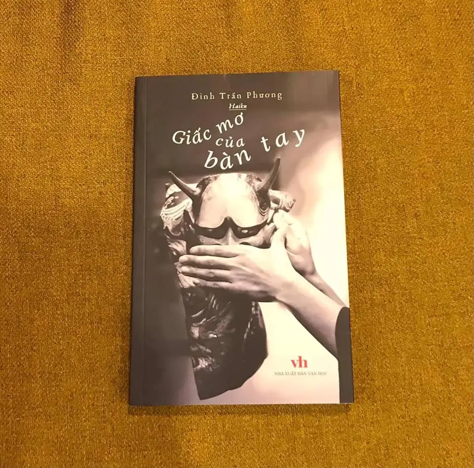 Nằm Mơ Thấy Người Khác Bị Công An Bắt: Giải Mã Điềm Báo và Hướng Hóa Giải 7 Bàn tay viết nhật ký giấc mơ