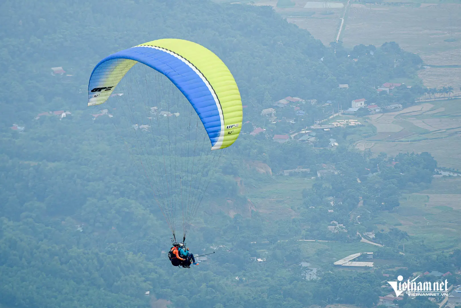 Bay lượn tự do giữa bầu trời xanh.