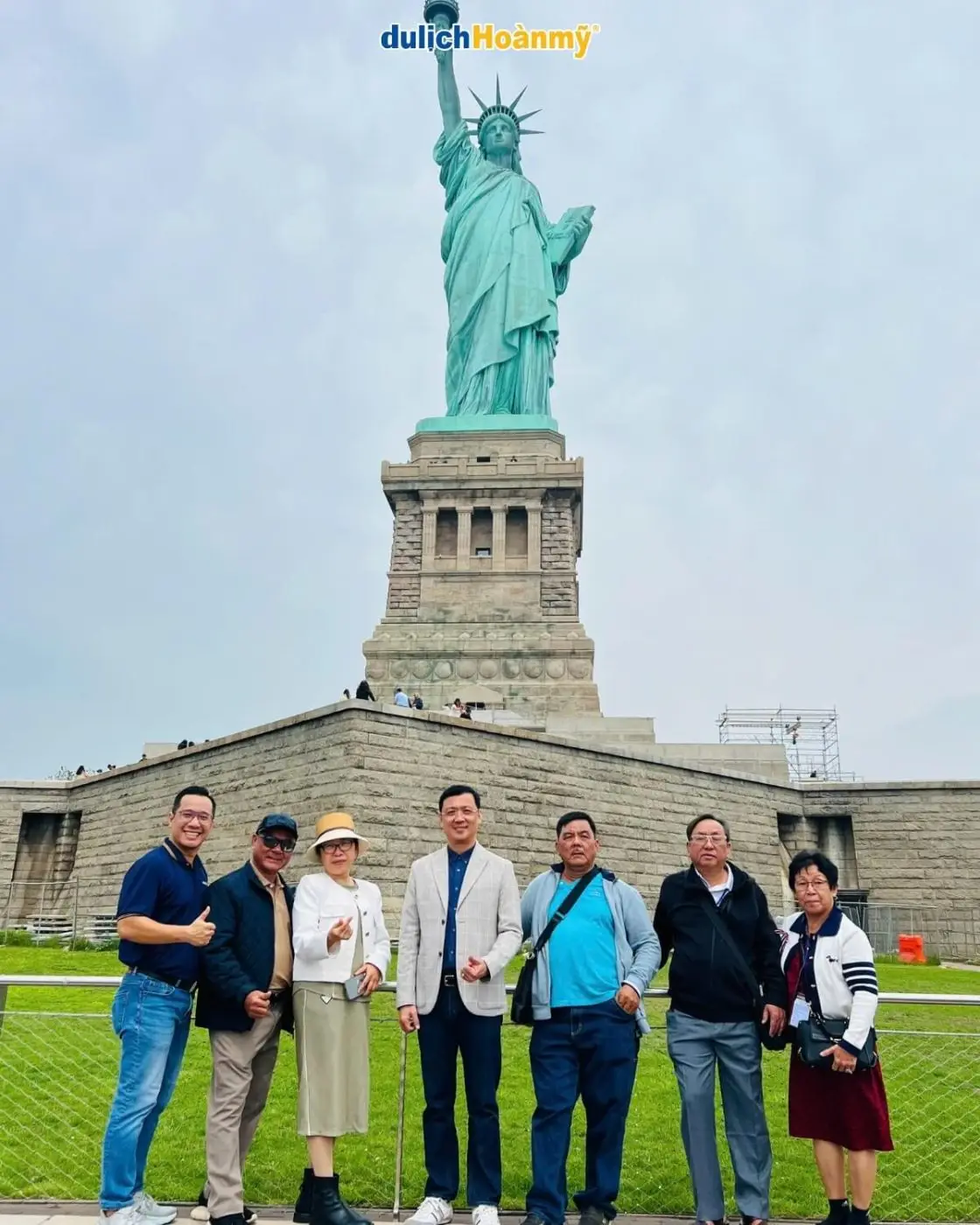 Giải Mã Giấc Mơ Thấy Tượng Nữ Thần Tự Do: Điềm Báo Tự Do Hay Thử Thách? 6 Người chiêm ngưỡng Tượng Nữ thần Tự do