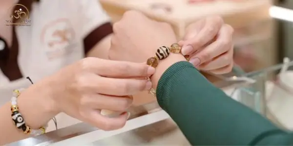 Vòng Thạch Anh Tóc Vàng Tuổi Thân: Chọn Đúng, Phát Tài Vượng Khí 7 Dụng cụ khai quang, bảo quản vòng đá