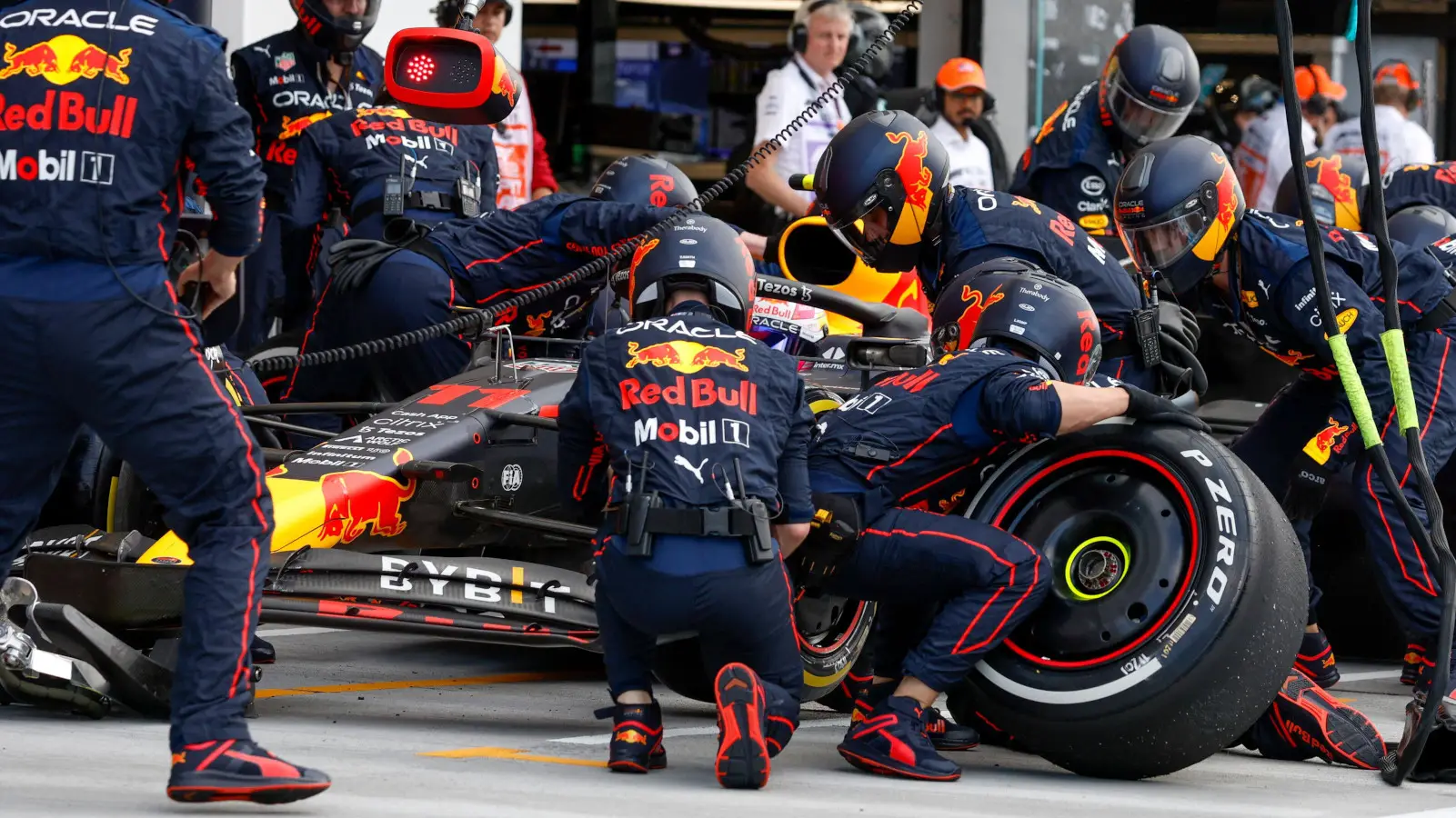 Giải Mã Giấc Mơ Thấy Công Thức 1: Vận Tốc, Tham Vọng Hay Cảnh Báo? 6 F1 Pit Stop: Đội Ngũ Tốc Độ Cao