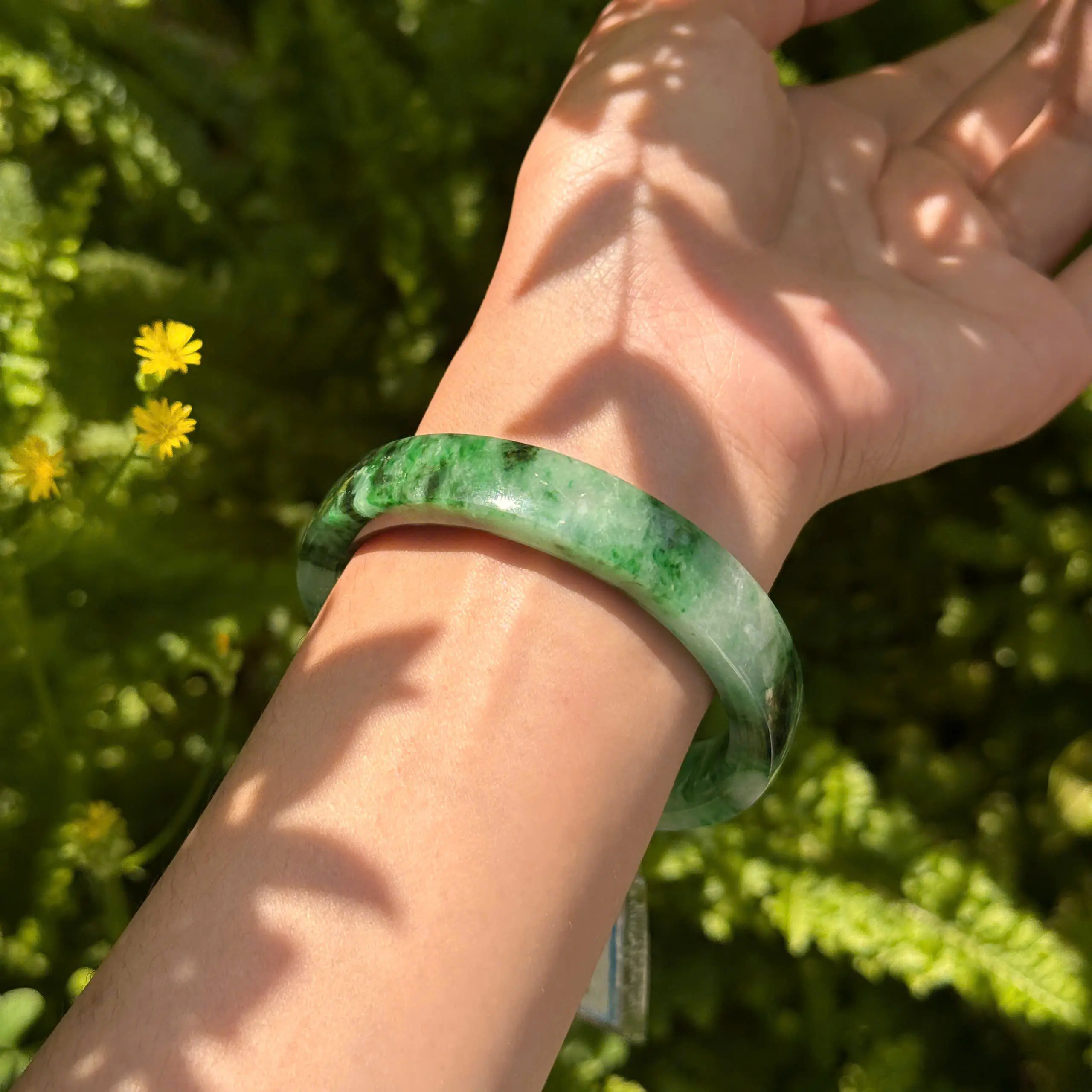 Vòng cẩm thạch đẹp lung linh trên tay.