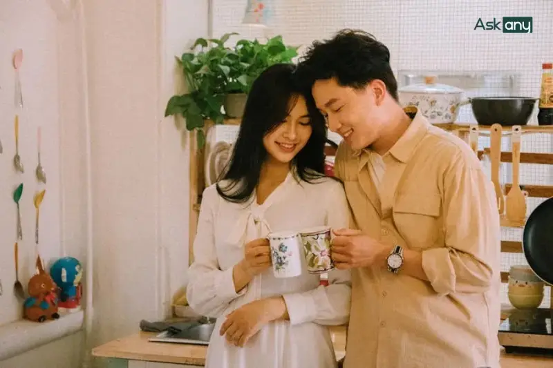 Cặp đôi trò chuyện, giải quyết mâu thuẫn hòa nhã.