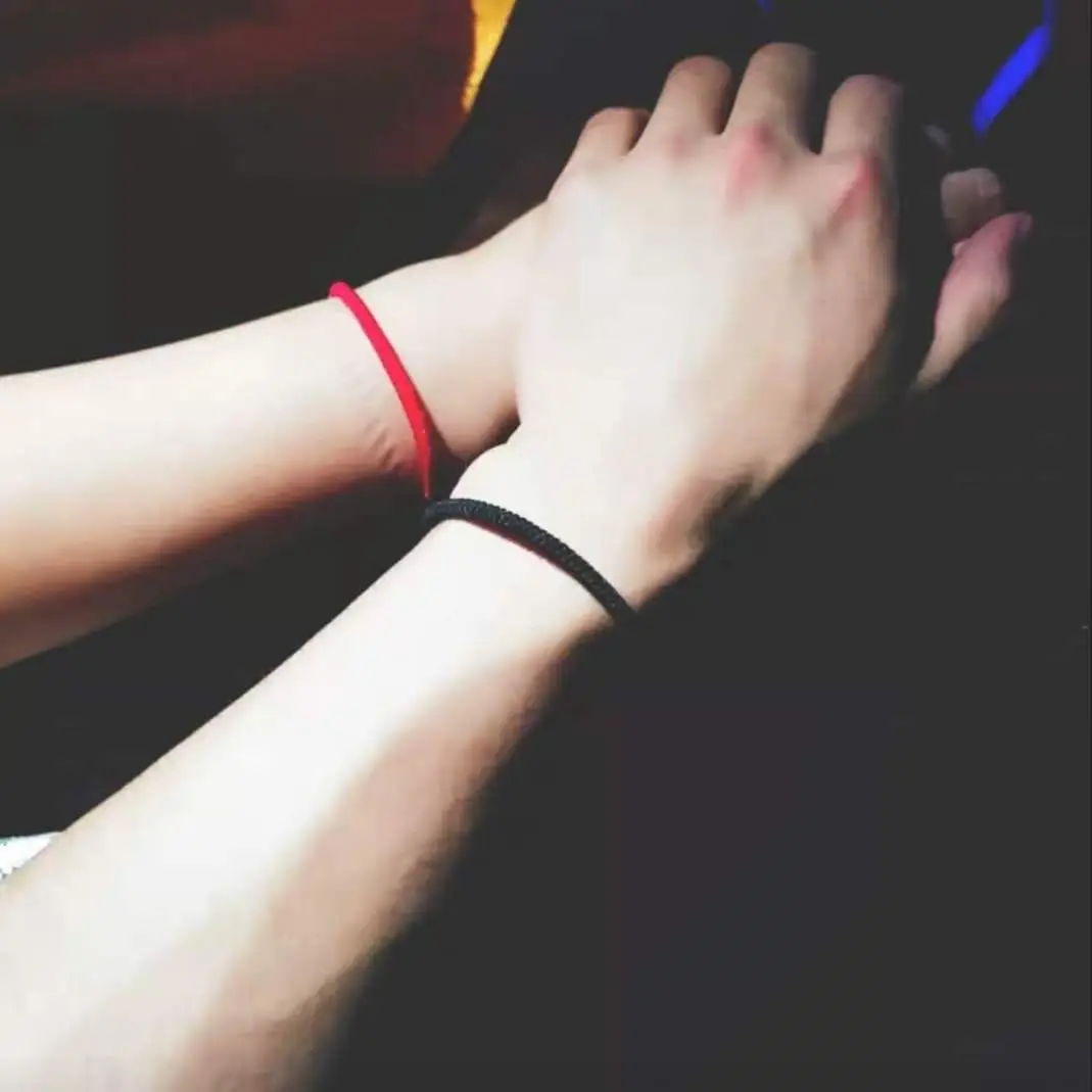 Vòng Chỉ Đỏ 9 Nút Ý Nghĩa: Khai Mở Bình An và May Mắn 7 Bàn tay đeo vòng chỉ đỏ 9 nút