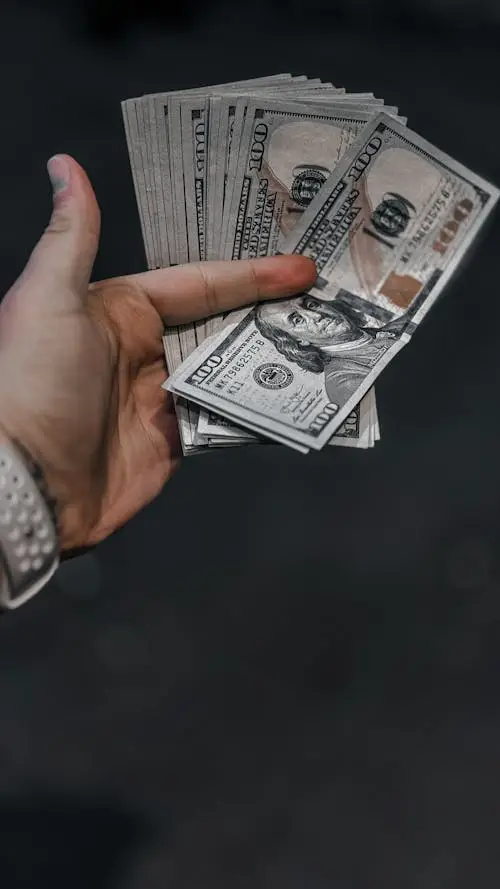 Giải Mã Giấc Mơ Thấy Trúng Số Đánh Con Gì: Điềm Báo Tài Lộc & Hóa Giải 5 Bàn tay cầm tiền, nét mặt lo âu.