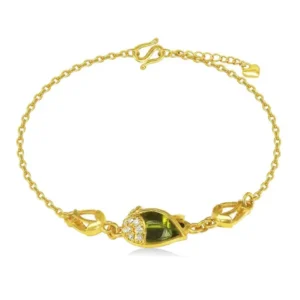 Vòng Peridot rực rỡ trên nền gấm.