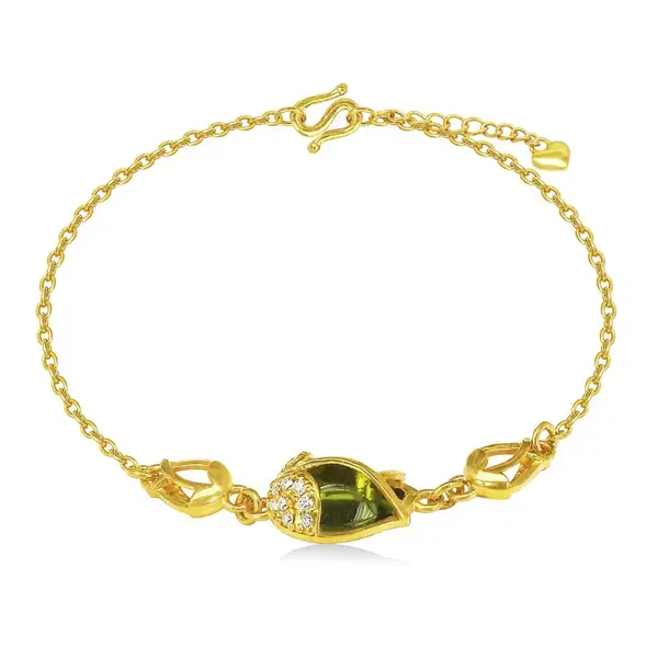 Vòng Peridot rực rỡ trên nền gấm.