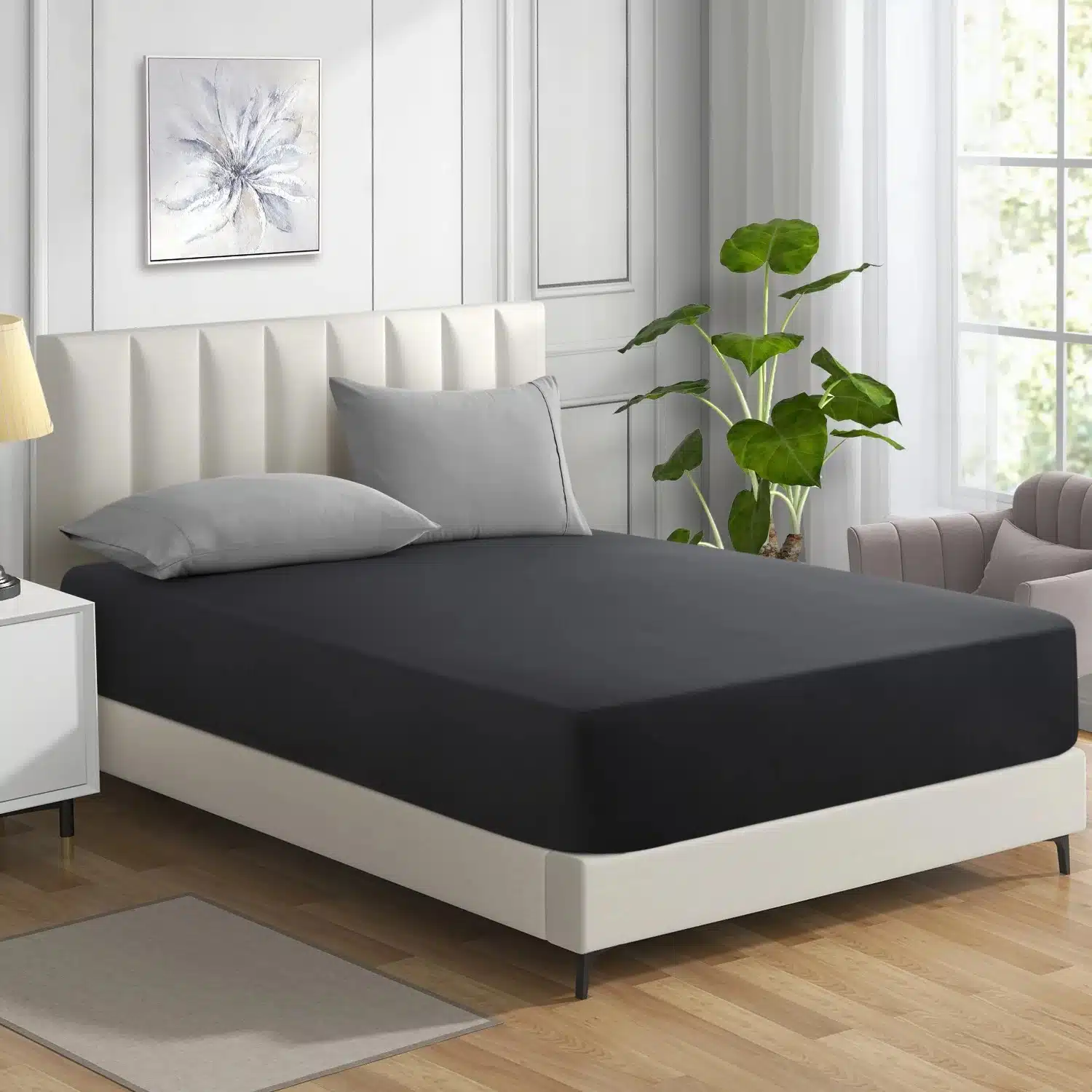 Kiêng Kỵ Giường Màu Đen: Hóa Giải Và Bố Trí Phong Thủy Chuẩn 5 Giường đen: Drap sáng, trang trí màu sắc tươi tắn.