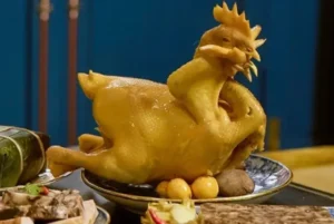 Gà trống luộc cúng tạo dáng đẹp trên mâm.