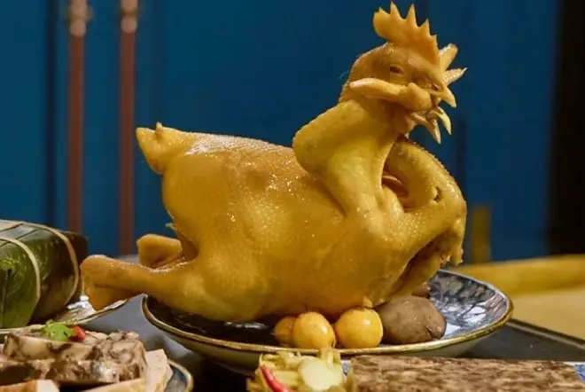 Gà Luộc Cúng: Nghi Lễ Thành Kính & Bố Cục Chuẩn Mực Đem Lại An Lạc 3 Gà trống luộc cúng tạo dáng đẹp trên mâm.