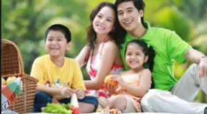 Gia đình hạnh phúc an lành cùng em bé.