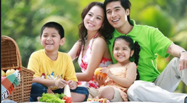 Gia đình hạnh phúc an lành cùng em bé.