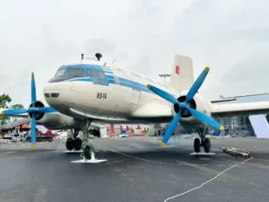 Máy bay bầu trời xanh: Tự do và khát vọng.