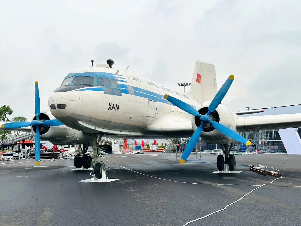 Giải Mã Giấc Mơ Nằm Thấy Máy Bay: Điềm Báo & Hướng Hóa Giải An Tâm 4 Máy bay bầu trời xanh: Tự do và khát vọng.