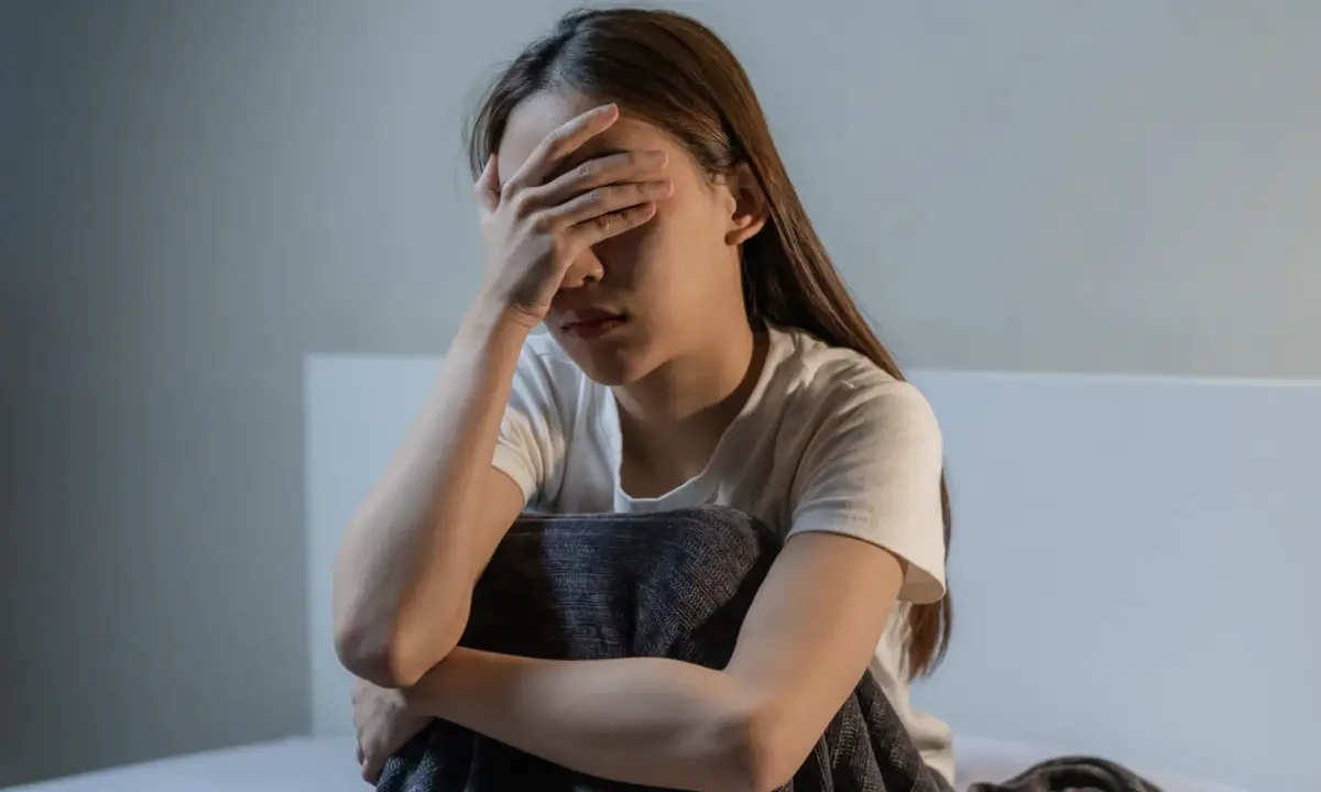 Người lo lắng suy tư sau giấc mơ.