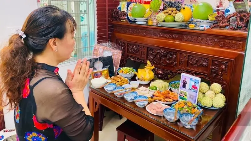 Đèn Dầu Lưu Ly Trên Bàn Thờ: Bố Cục Chuẩn Mực Và Tâm Thái An Lạc 7 Gia đình quây quần thành kính bên bàn thờ.