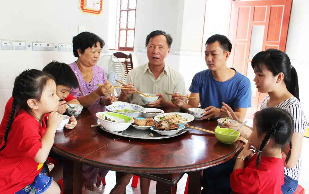 Gia đình sum vầy bên mâm cơm ấm cúng