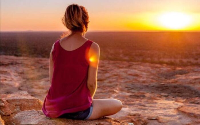 Người thiền định, vẻ mặt bình yên.