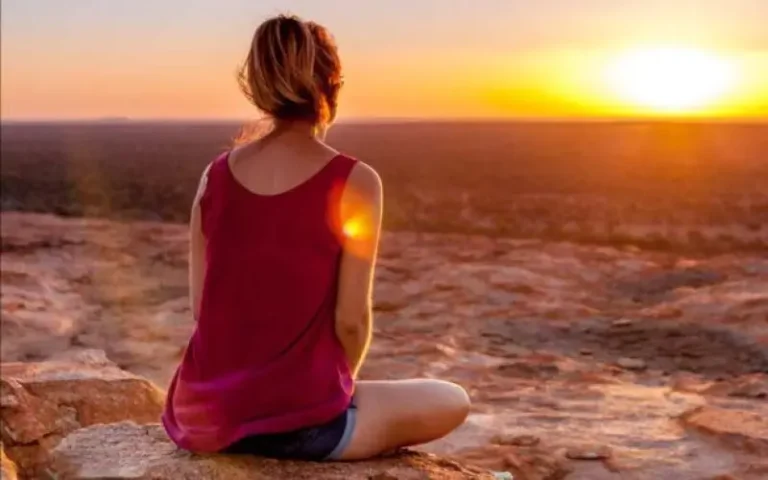 Người thiền định, vẻ mặt bình yên.