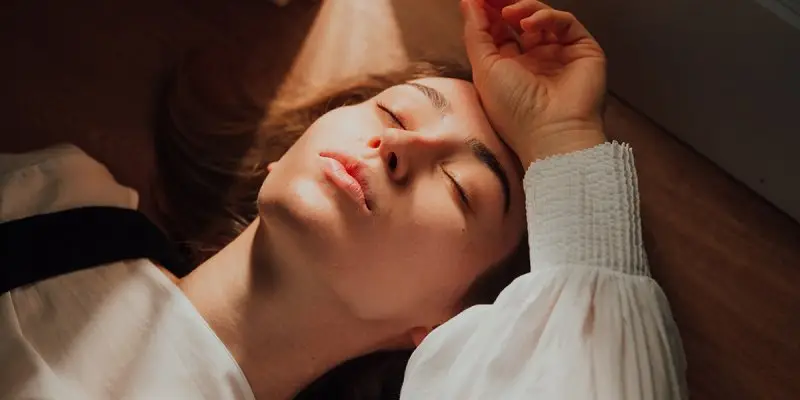 Nằm Mơ Ngoại Tình: Giải Mã Điềm Báo, Hóa Giải Lo Âu Triệt Để 4 Phụ nữ trầm tư sau giấc mơ ngoại tình.