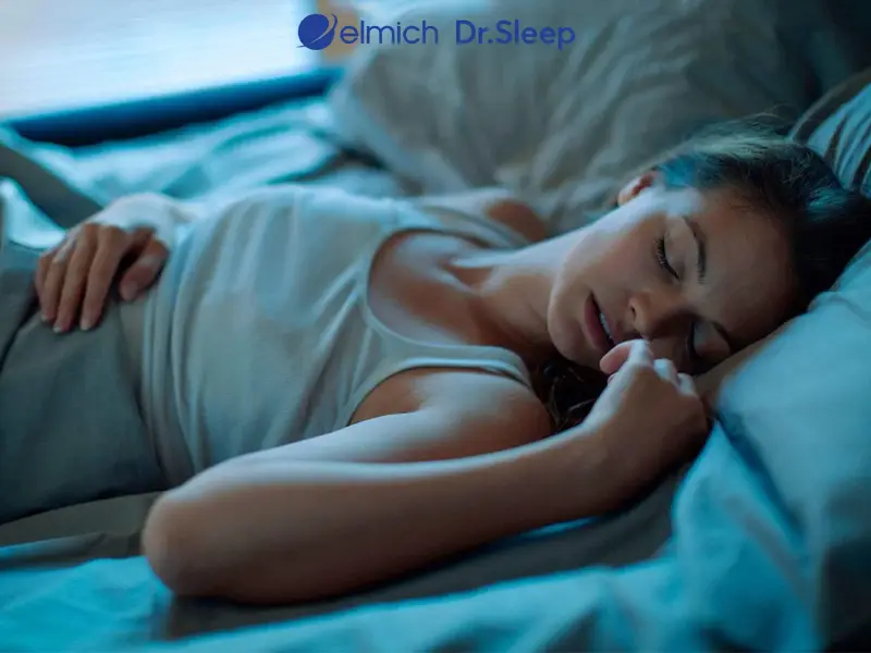 Hóa Giải Giường Ngủ Bằng Tỳ Hưu: Giải Pháp Phong Thủy Chuẩn Xác 6 Phụ nữ ngủ say trong phòng ngủ yên bình.