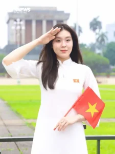 Người cầm cờ đỏ sao vàng trang nghiêm.