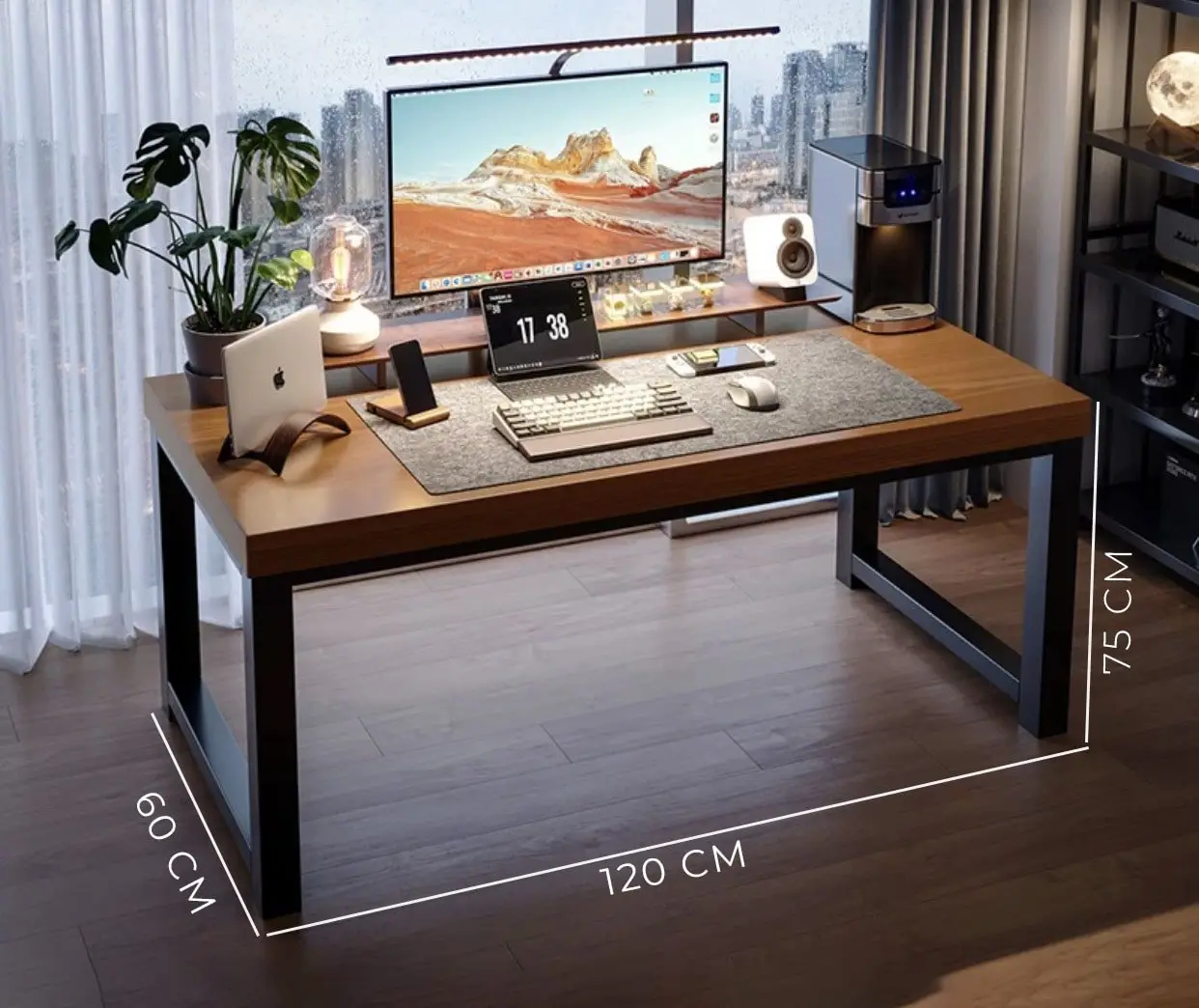 Bàn làm việc gọn gàng cùng Vạn Niên Thanh.