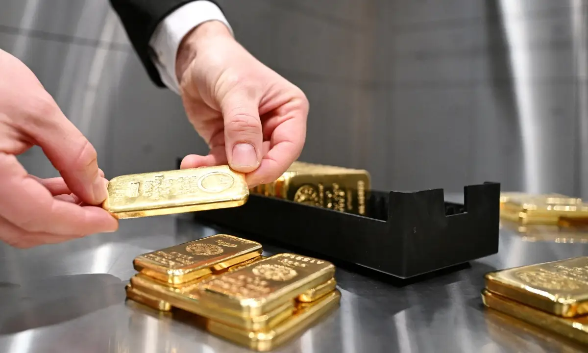 Nằm Mơ Thấy Vàng Là Điềm Gì? Giải Mã Chi Tiết Điềm Báo Tài Lộc 6 Vàng thỏi: Giàu có và An tâm tài chính.