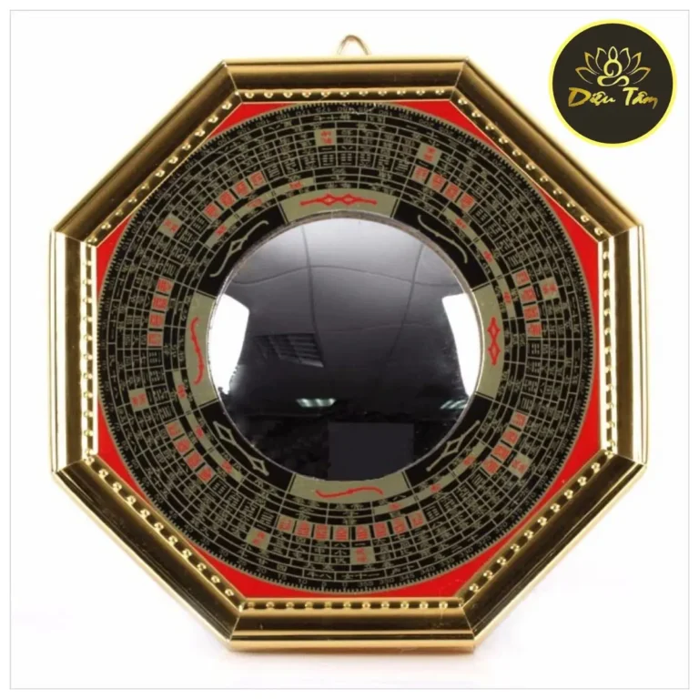 Gương Bát Quái lồi treo ngoài nhà phong thủy.