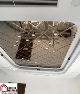 Gương treo quá cao phản chiếu trần nhà.