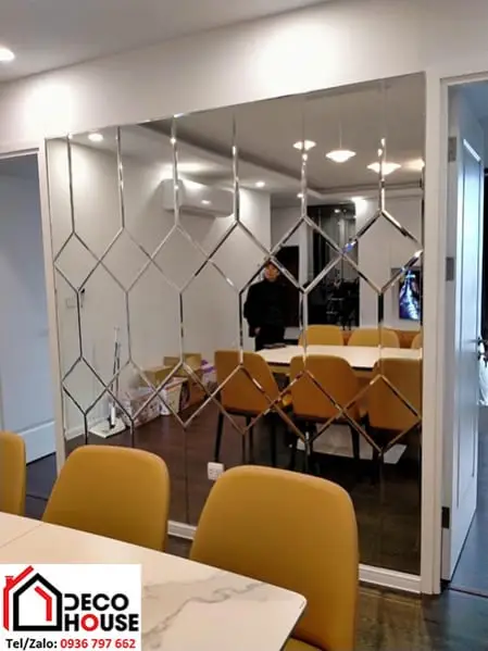 Ý Nghĩa Phong Thủy Nhà Bếp: Nền Tảng Vượng Khí Gia Đình 6 Gương bếp phản chiếu lửa, mở rộng không gian.